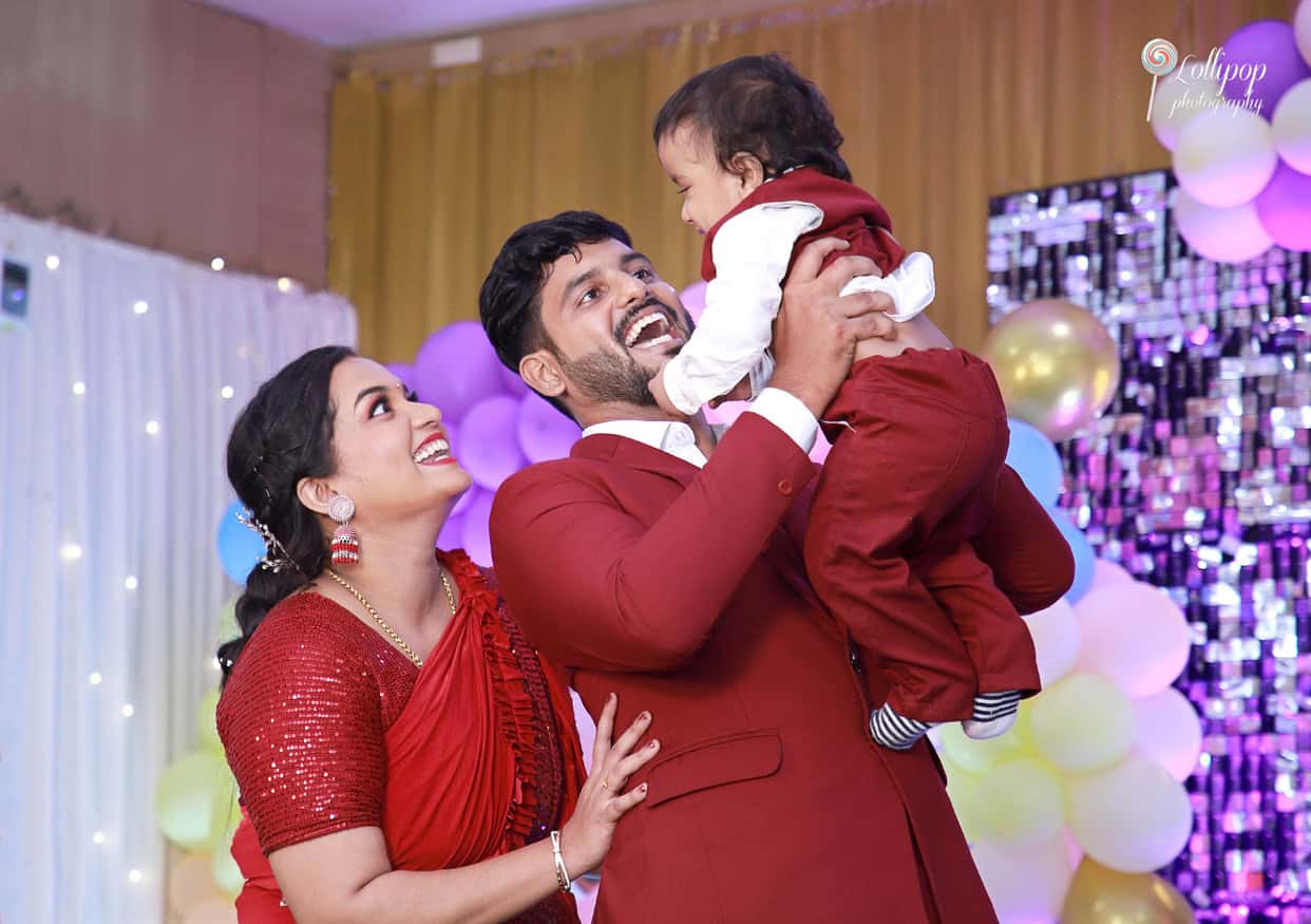 A joyful moment of Kian’s father lifting him with smiles during his birthday celebration, photographed by Lollipop Photography