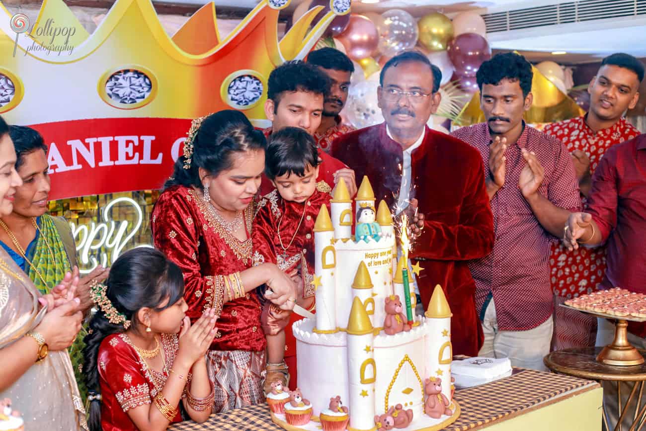 athaniel's family gathers around to cut his grand castle-themed birthday cake, celebrating with joy and excitement captured by Lollipop Photography